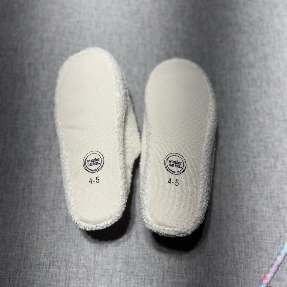 Girls Wonder Nation Slippers Size 4/5 Brand New - Picture 2 of 2
